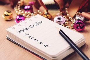 A pencil and notepad that reads “2018 Goals” with 5 blank lines to fill in